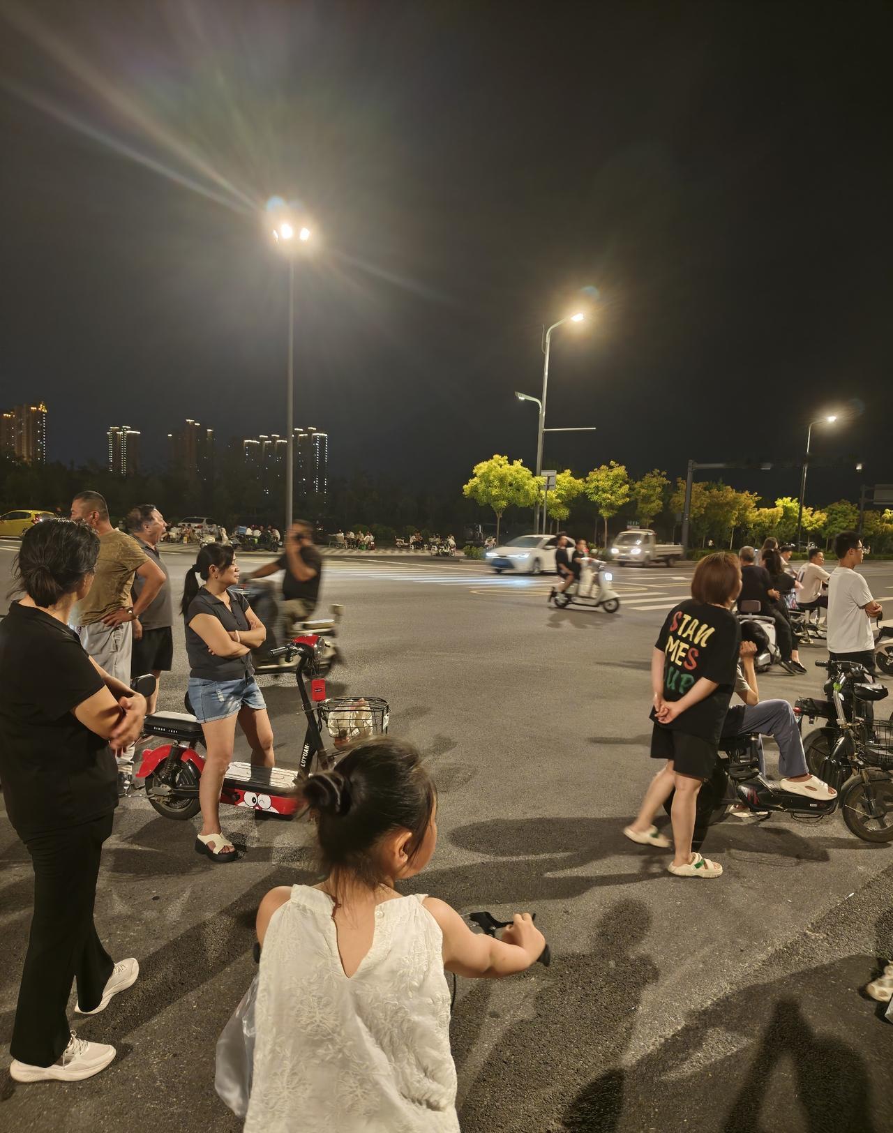 老公说赵王城遗址今晚有演出活动。吃完晚饭，我们就去了。
还没到，就发现路两边停满