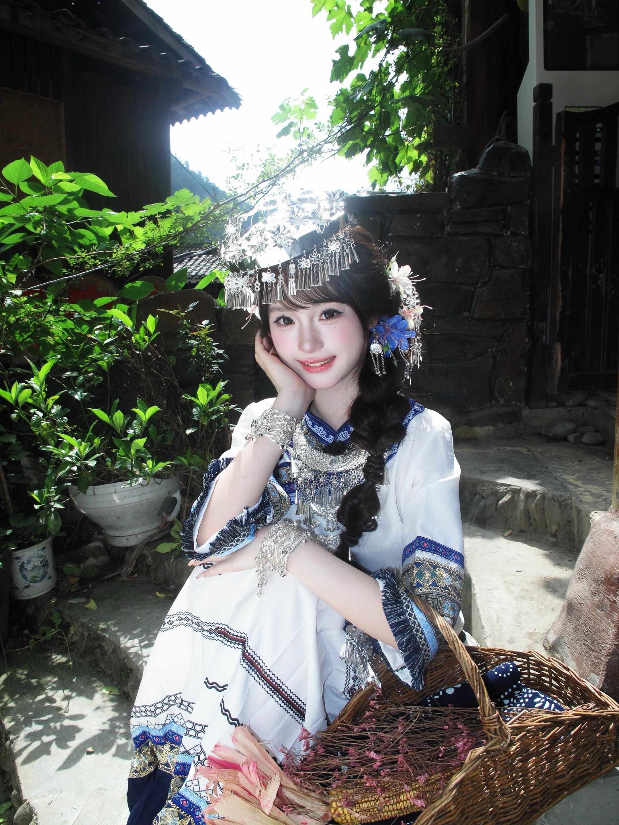 谁能抵挡这苗疆少女的魅力。