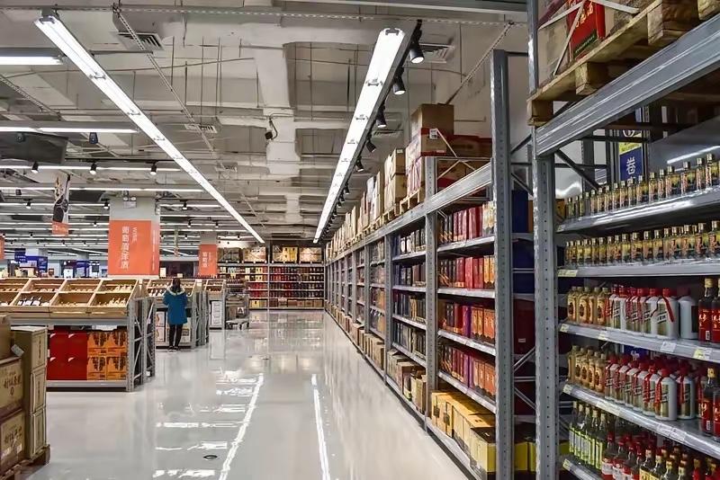 难怪现在失业的人越来越多了。上午去一大型超市，人工收款的通道没有了，取而代之的是