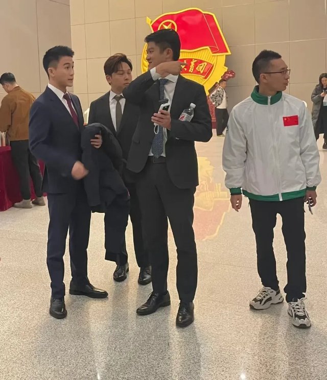 何猷君和其他男的站在一起也不矮啊！那为啥大家都说他个子小？ 