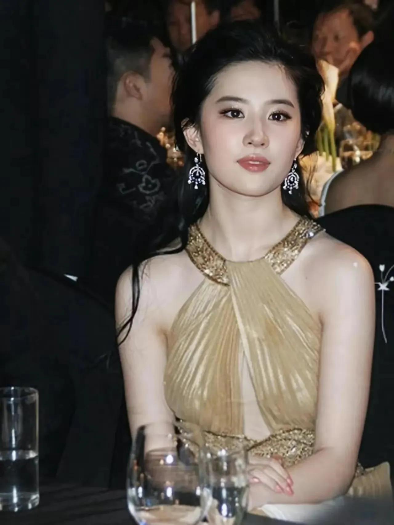 2010年的刘亦菲，穿一条金色露背裙性感又贵气，真是美到心坎上了！
那时候的刘亦