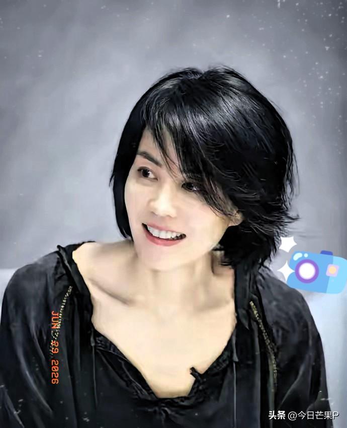 王菲再次轰动娱乐圈。
这次不是因为和谢霆锋一起西安的演唱会，而是57岁的王菲这一