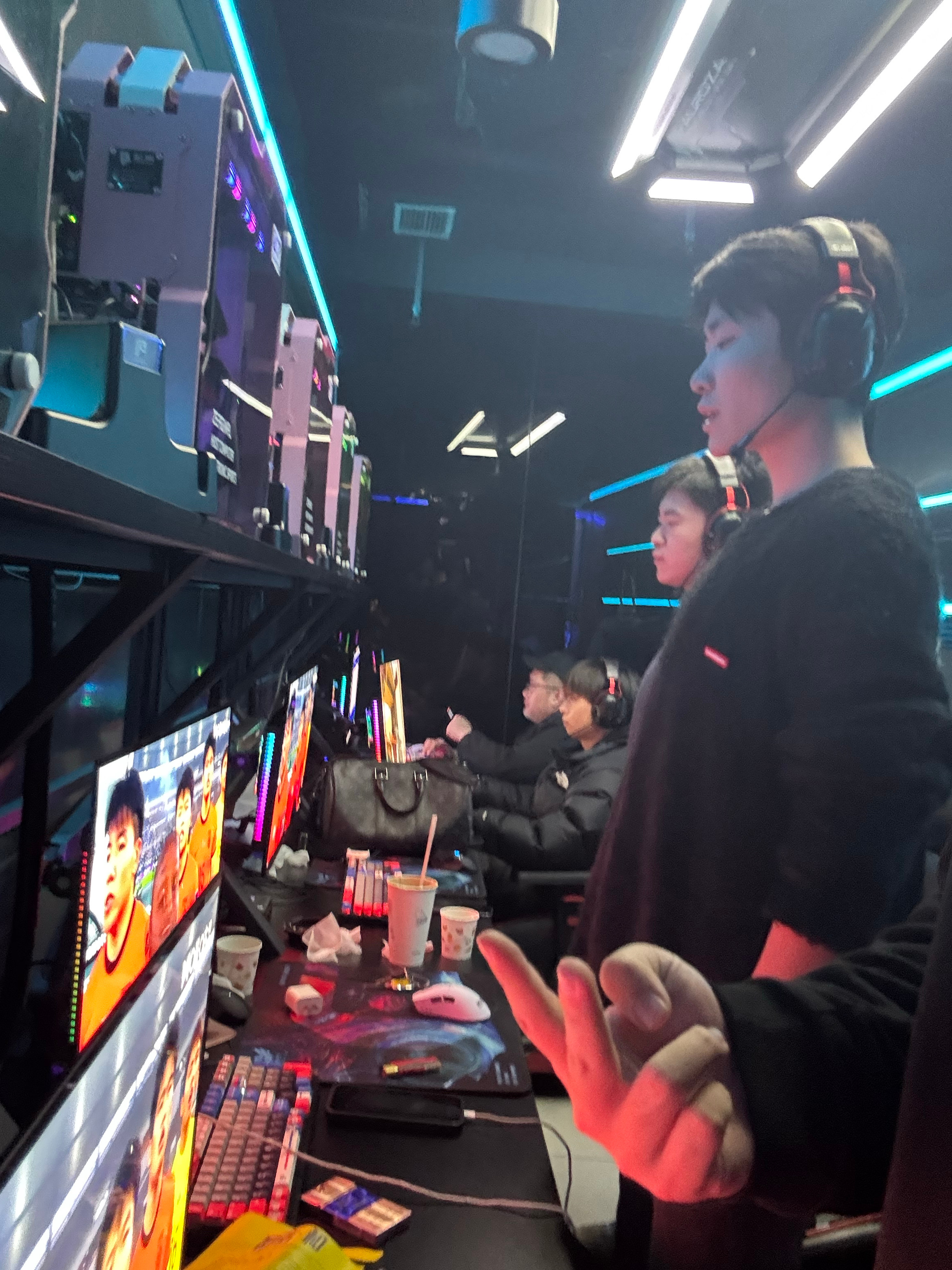 U23国足vs日本听到国歌自觉起立！ 