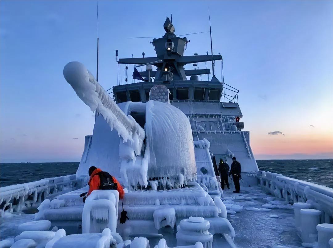 这是德国的科伦瑞克级轻型护卫舰，停靠在北极附近，整个船都冻成了“冰棍”。
在冬季
