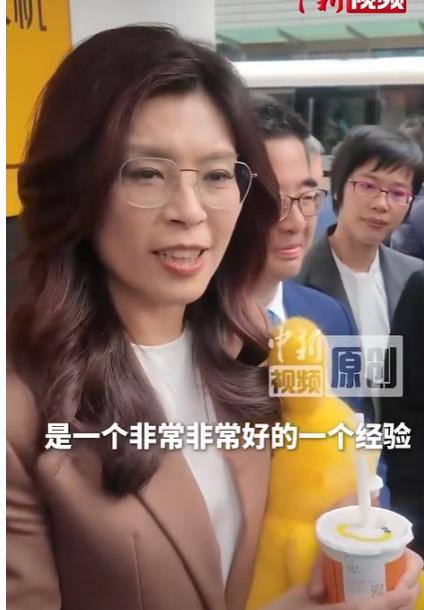 一个台湾政客，两天之内，三次在不同场合提到同一家大陆公司。

你觉得她是在打广告