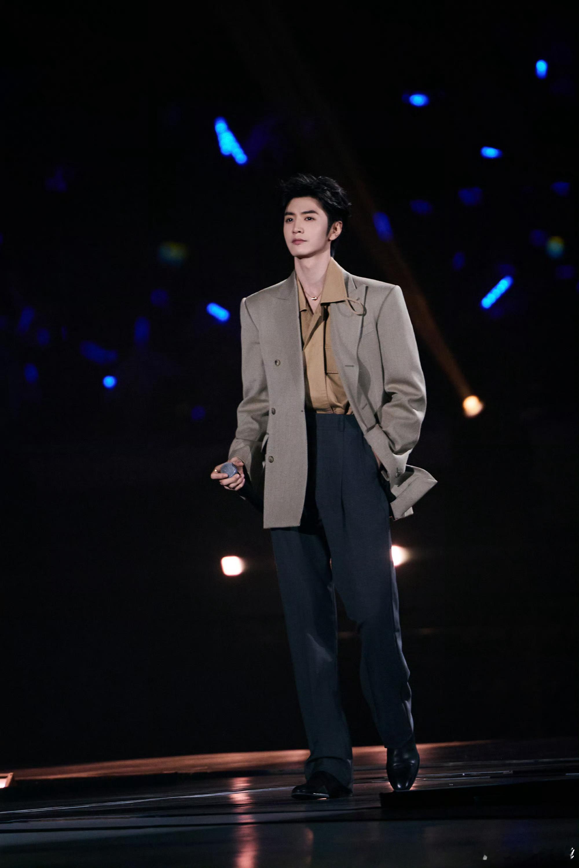 陈哲远爆料杨迪天天去健身房周五晚高疯陈哲远也太敢说了，直接爆料杨迪的健身日常，连