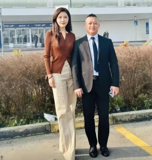 她是两百年难遇的美人，靠美貌 “征服” 无数男人，如今 49 岁了，孑然一身，孤