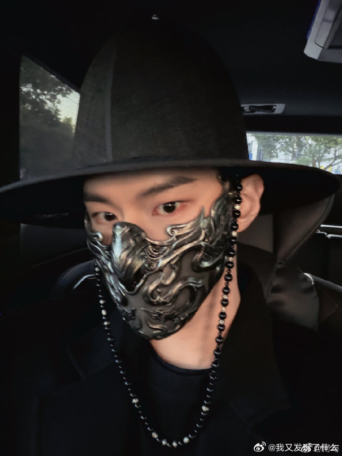 何与黑色面罩造型好帅 