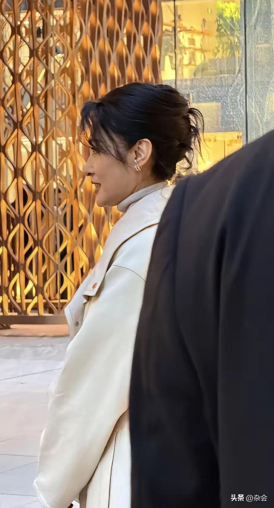 离开央视，不仅没有光环褪色，反而开启了更飒的大女主剧本。58岁的周涛现身三里屯爱