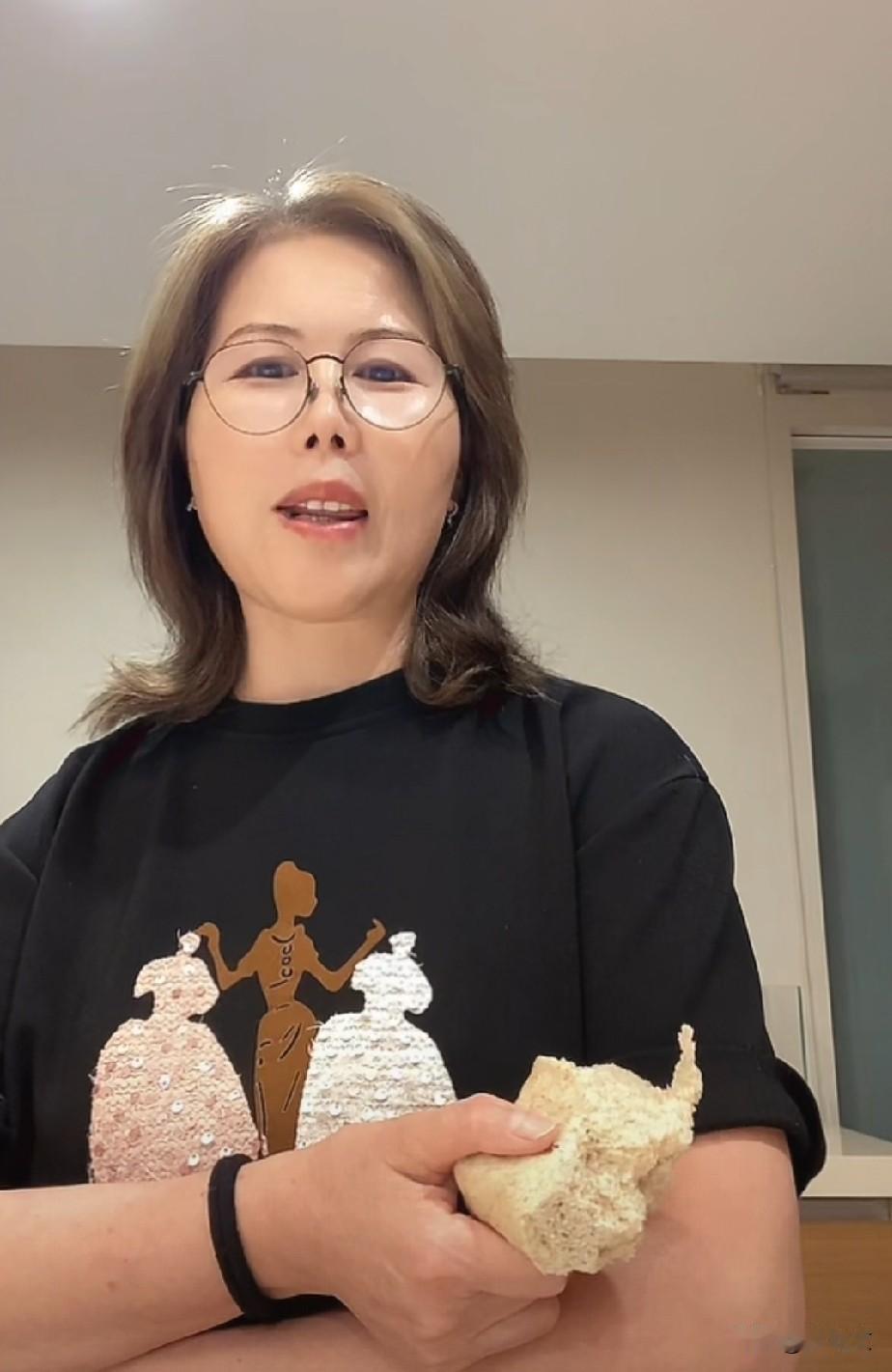 小杨阿姨发型换了，可能行换的原因，大家还都不习惯，顺还不如以前好看，其实这样显得