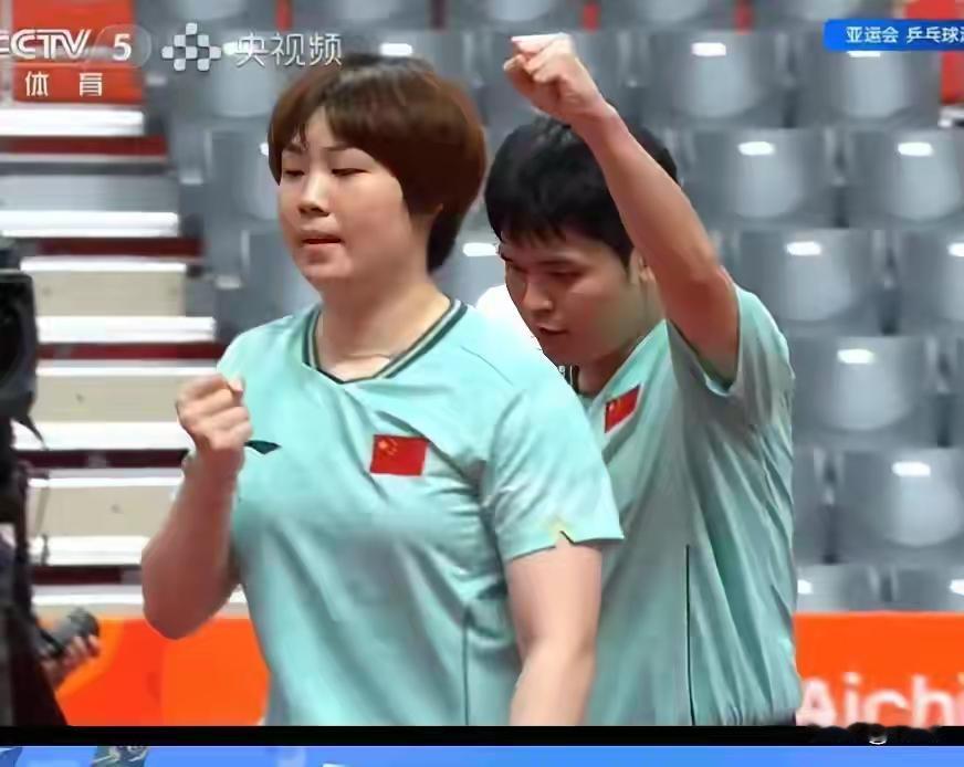 哈哈，申玉斌还是笑早了，没想到林诗栋和蒯曼顶住巨大压力，上演逆转好戏，成功挺进决