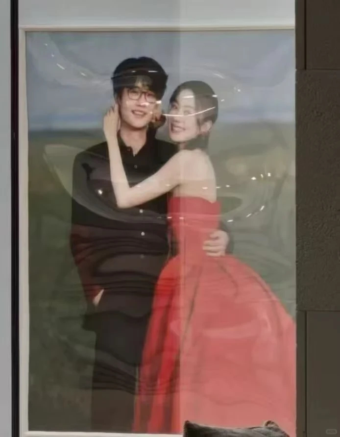 许嵩冯禧结婚现场照许嵩冯禧中式婚服 19日，许嵩冯禧官宣结婚后，有网友晒出结婚现