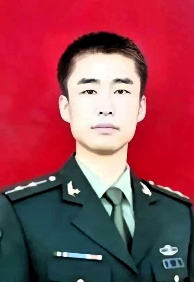 2012年，山东一名军人请假回家，但迟迟不见归队，上级领导打过去电话询问，三岁的