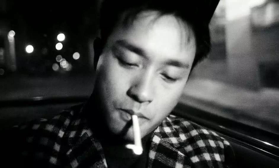 我发现一个奇怪的现象，现在爱抽烟的男人有一个通病，
那就是，对外人客气，对老婆脾