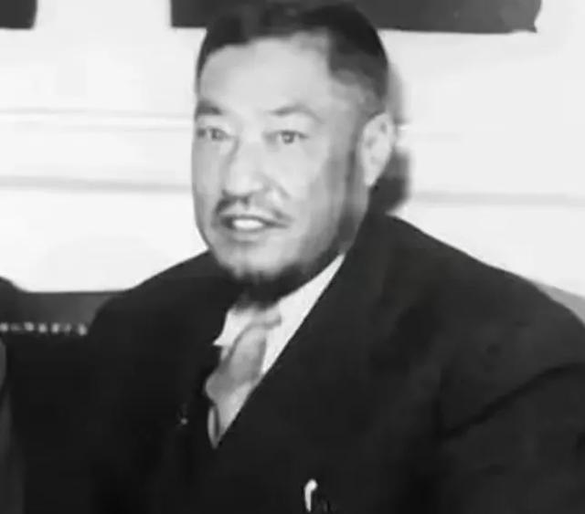 1949年， 马步芳 包了3架飞机，带着200多名家眷前往 沙特 。出发前，他得