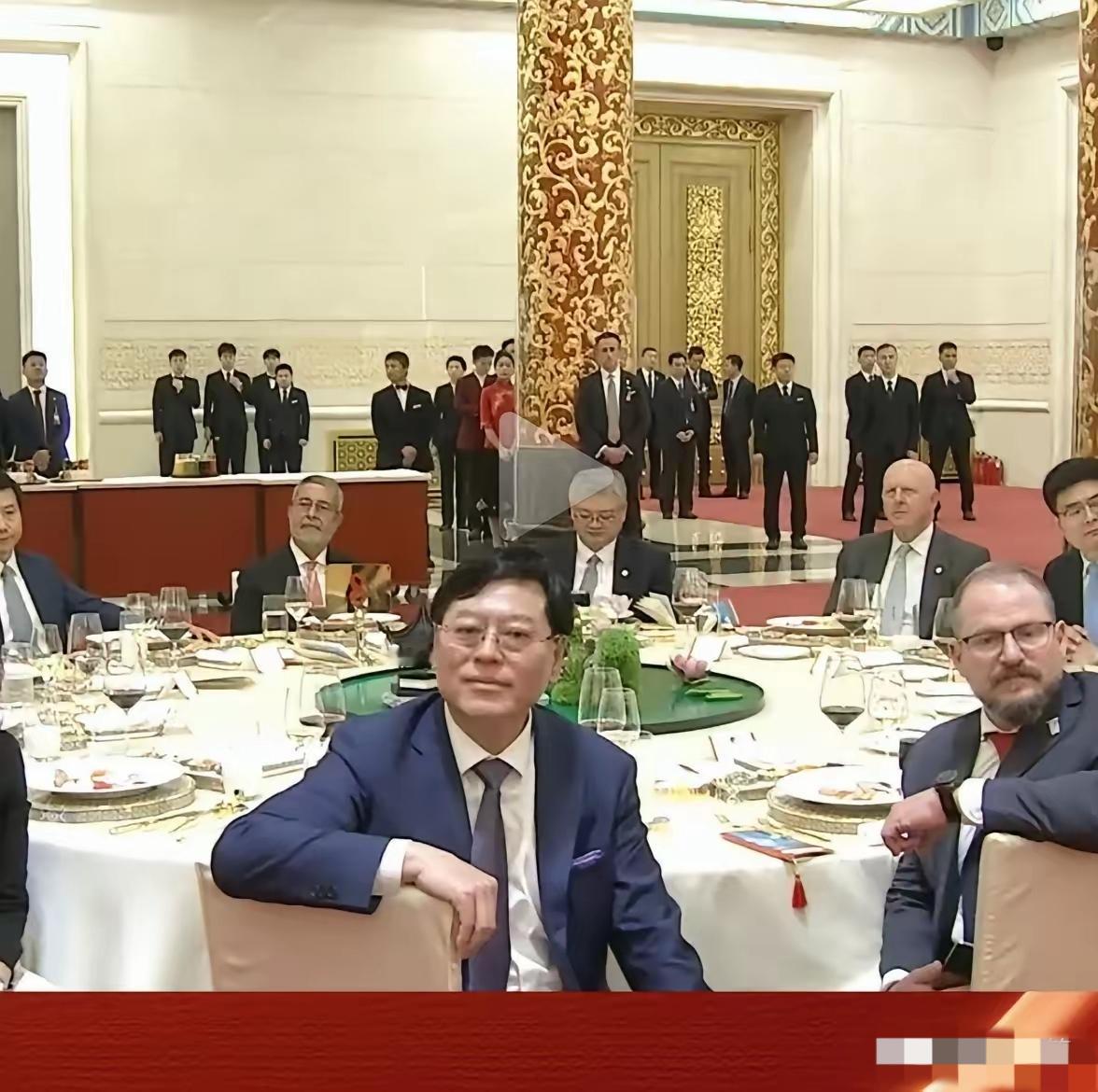 杨元庆也参加欢迎晚宴了！和周云杰，雷总坐一桌。好久不见的他，看着还挺年轻的，也很