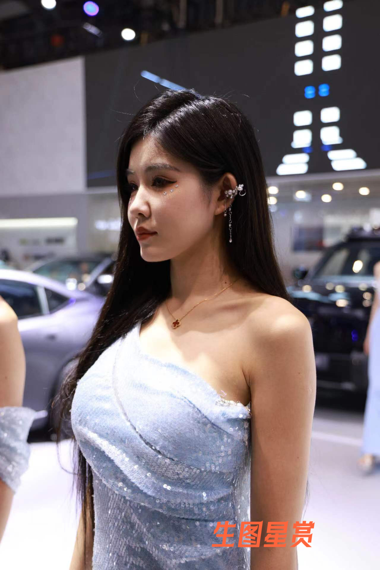小雯baby深圳车展站台，浅蓝色斜肩高开衩礼裙仙气飘然💙👗 ​​​