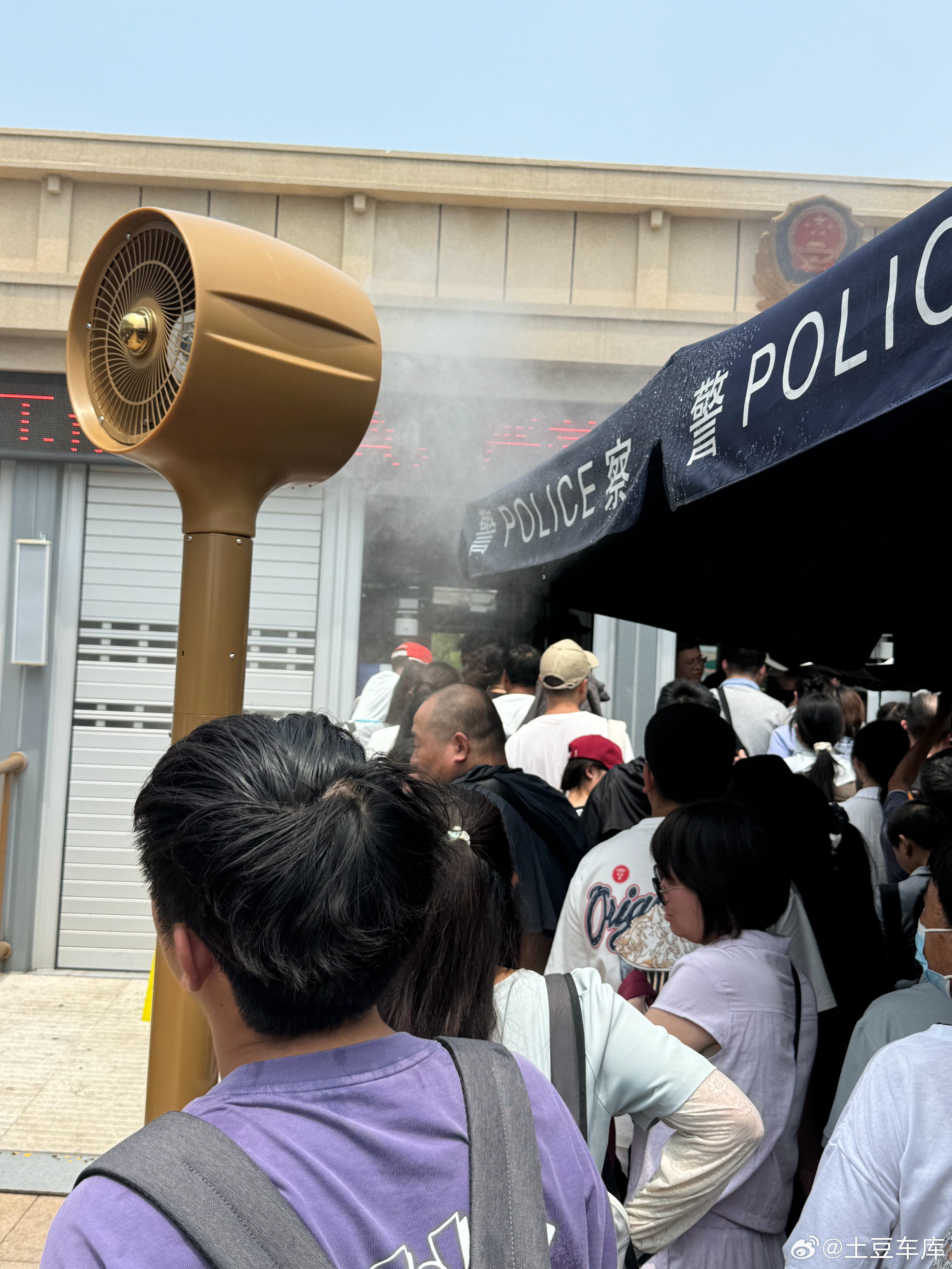 卧槽来天安门别带包安检的话 特别慢一共三道检查排队两三个小时人都要热化了