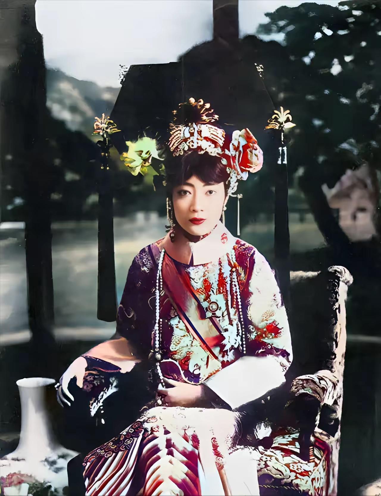 这是末代皇后婉容的真实样貌，都看看吧，上天对她是偏爱的，美貌，才情，聪慧，家世，