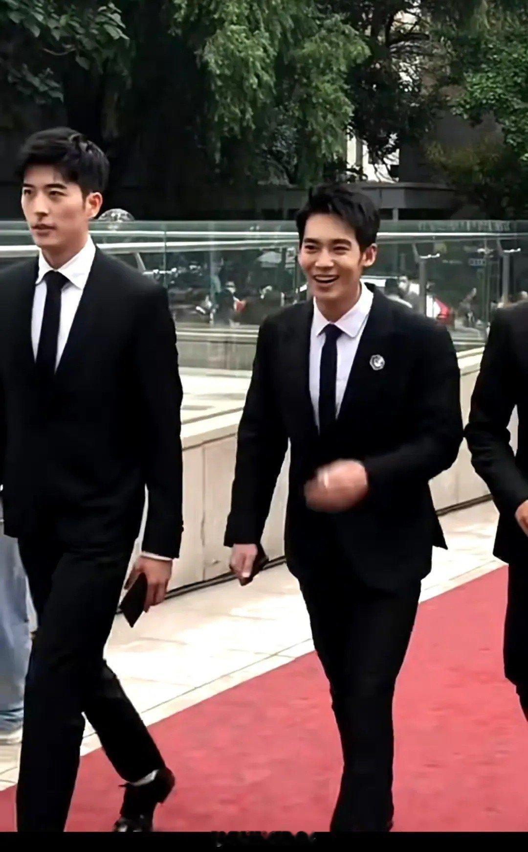 当年的于适还未爆火，默默跟在徐开骋身后像个小跟班，谁能想到当年的小跟班一夜爆红咖