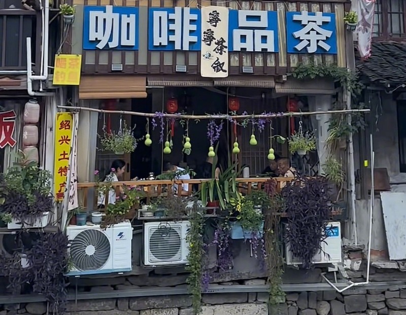 #7个葫芦被剪后茶馆补挂葫芦遭差评#【#茶馆回应补挂葫芦被指东施效颦#：弥补游客
