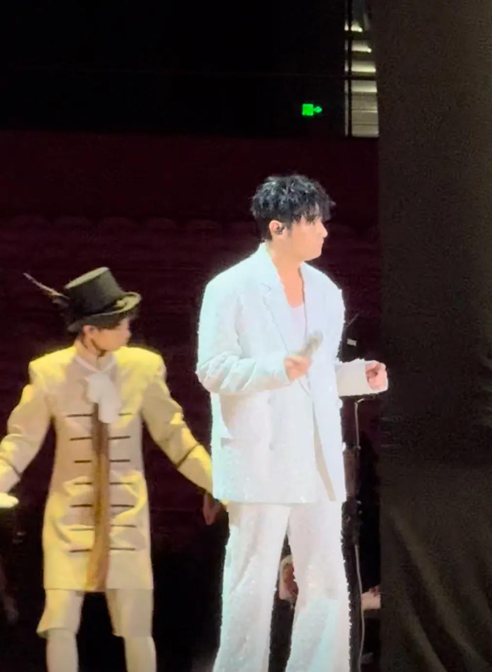 李荣浩上海演唱会今晚华丽开唱，网友被这绝美天幕感动到了。#李荣浩上海演#