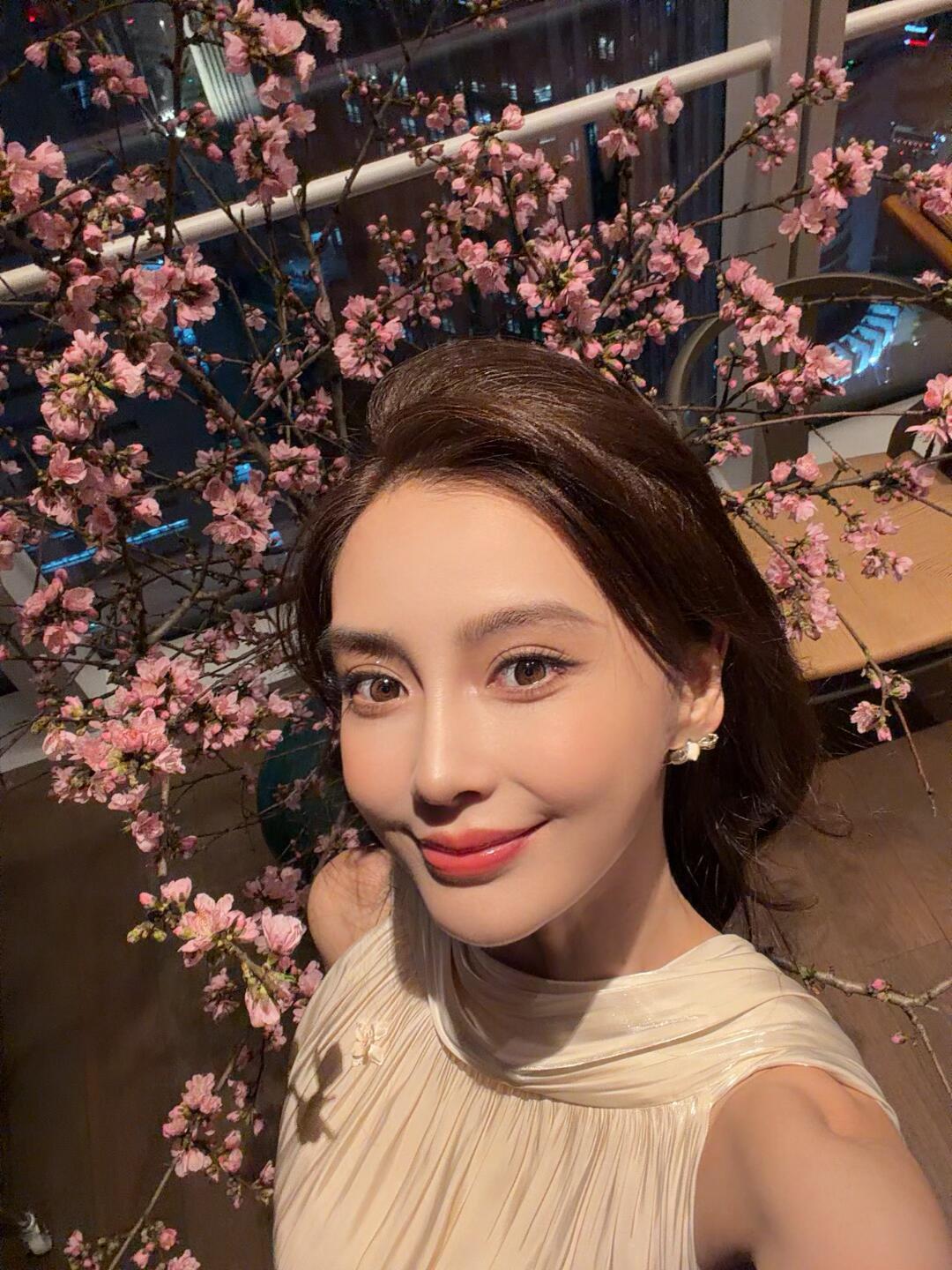 angelababy [期待]杨颖 发两张自拍，求评价，不玻璃心[害羞] ​​​