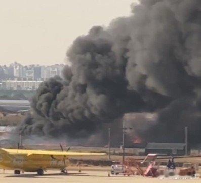 韩国金浦机场外围发生火灾导致大量烟雾弥漫...扩散到跑道 