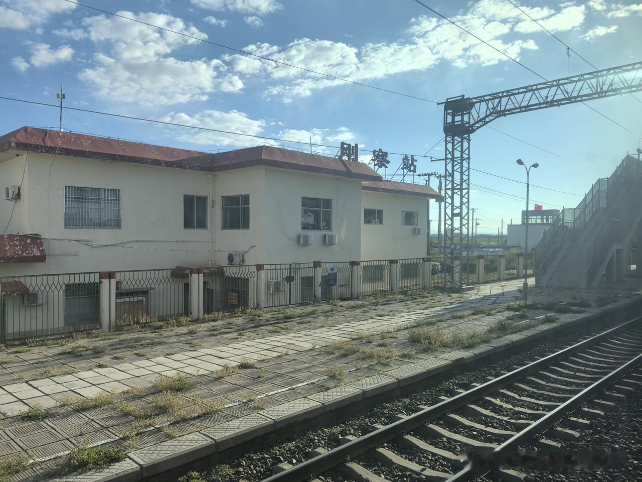 刚察站，青藏铁路上的车站，位于青海省海北州刚察县沙柳河乡境内，靠近青海湖，目前无