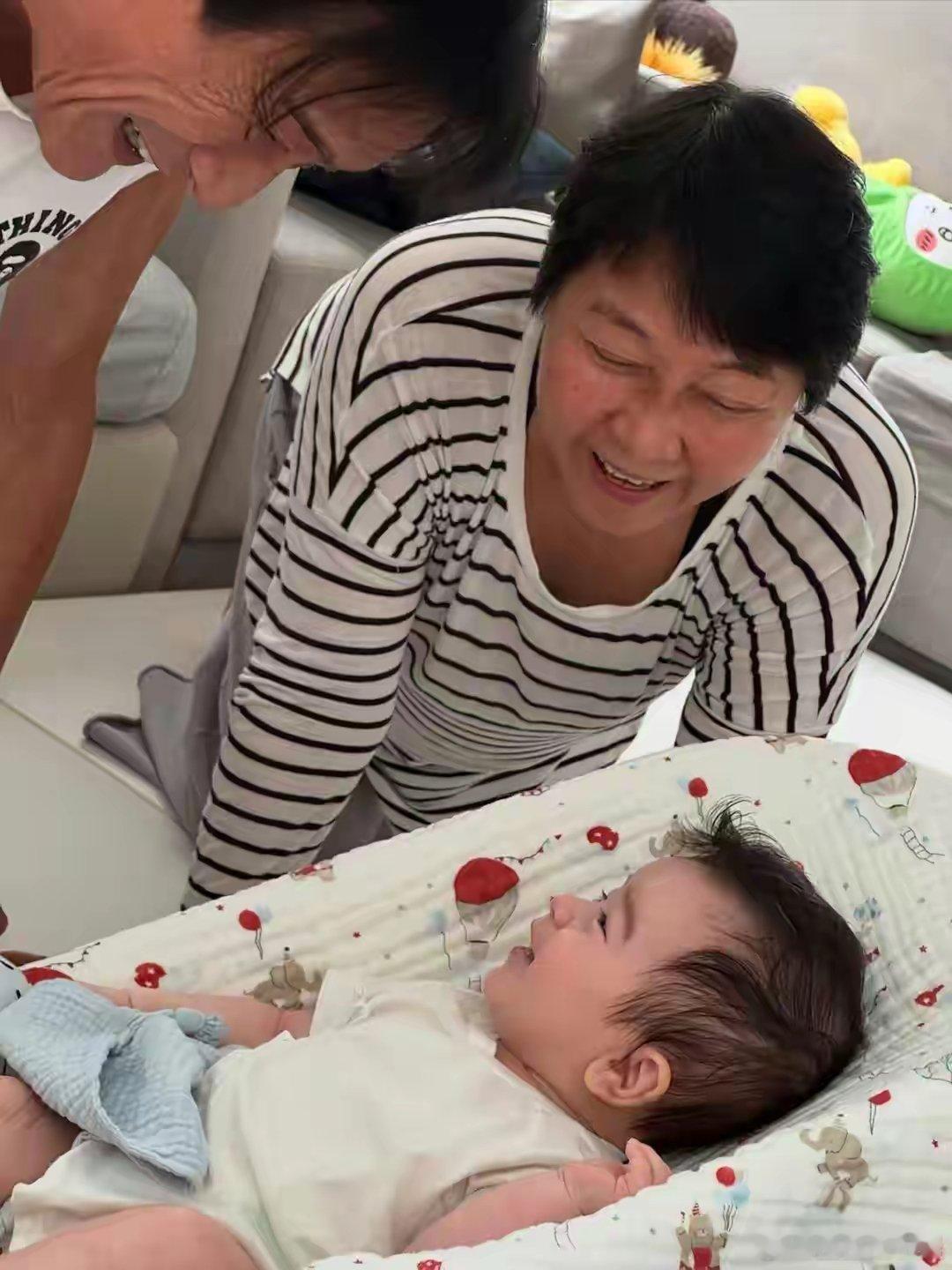 梁家辉与外孙对视照小外孙和外公对视的照片真的好有故事感～一边是影帝慈爱的目光，一