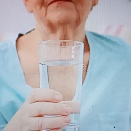 晚上睡觉嘴巴肿还发干，可别单纯以为是缺水啦。第一种可能是睡觉习惯不好，比如张嘴呼