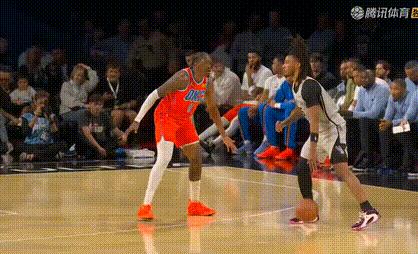 30分变9分？不是他手冷，是防守从棉花墙换成了绞肉机。

湖人让他拿30分，暴露