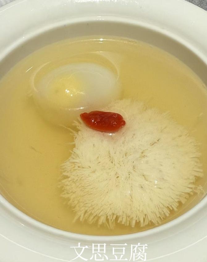 张艺兴后厨给厨师递盘子。
刘烨把红酒杯放一边，拿矿泉水瓶跟法国人碰杯。
一个在灶