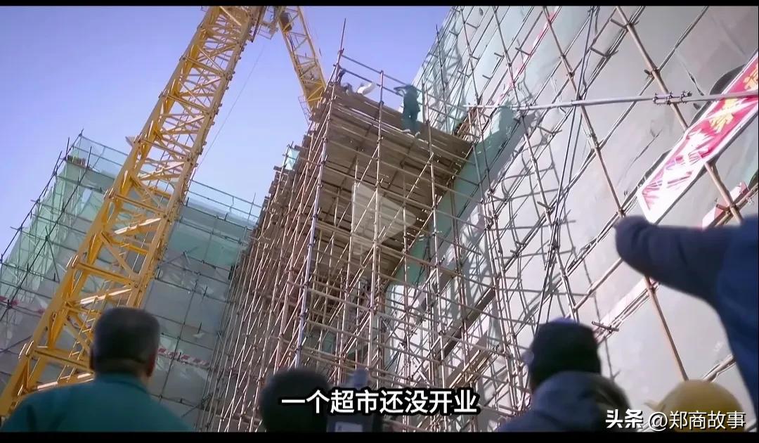 郑州人朋友圈近期最大的新闻是啥，刚看了视频我才知道。

一个超市还没开业，半个郑