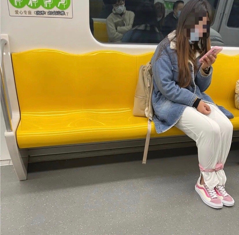 我在地铁上看到这个我想不通有人知道是什么意思吗 ​​​