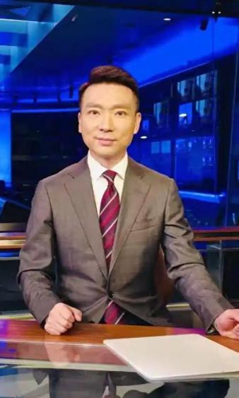 2000年结婚后，身为独子的康辉坚持当丁克，母亲哀求：“给我们生个孙子吧！”康辉