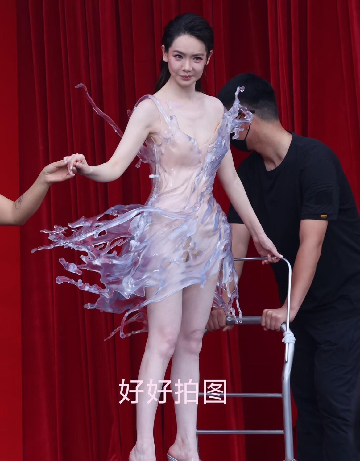 戚薇在芭莎之夜穿了一条16公斤的透明水花裙，硬到坐不下也走不动，最后被工作人员用