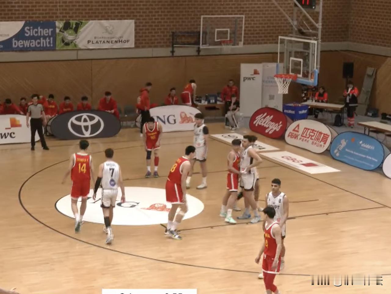 U17男篮终于逮到一支鱼腩，第一节结束，28:11赢了埃及17分。

正在德国参