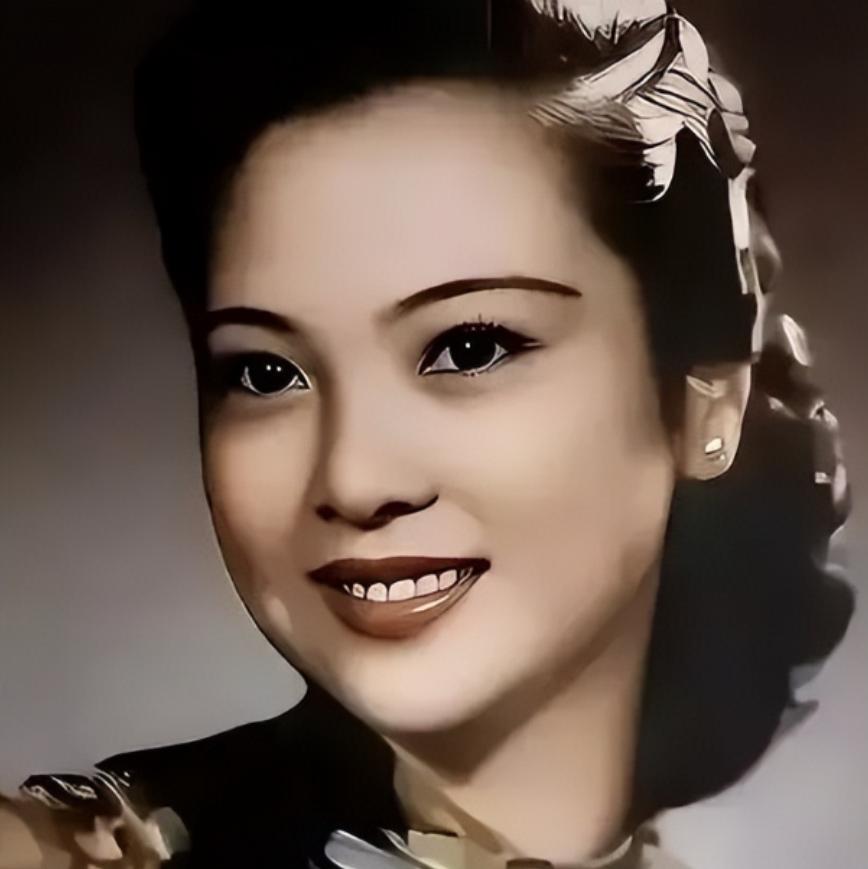 1938年，41岁戴笠借口加班，把秘书余淑衡，带到了卧房。戴笠递给她一杯咖啡：“