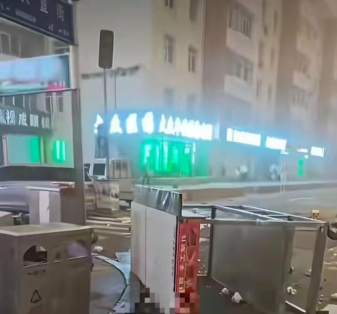5月31日傍晚，哈尔滨遭遇瞬时极端大风突袭，恶劣天气席卷城区多处路段。狂风肆虐之
