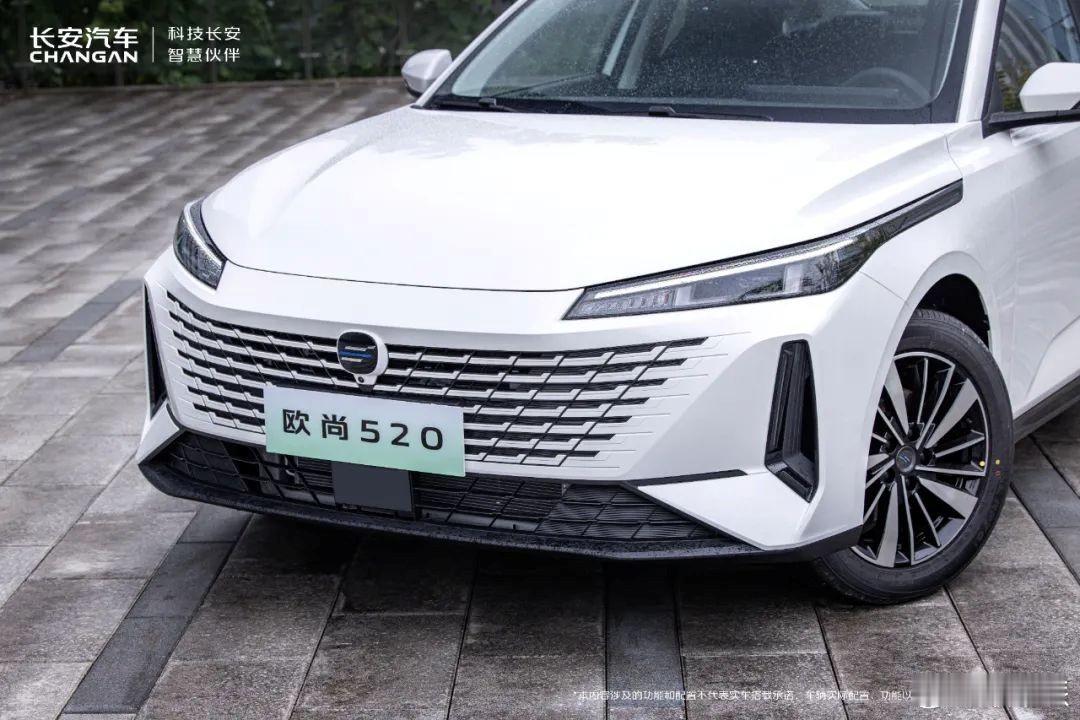 长安汽车欧尚520  官图发布。新车基于 长安逸动  打造，搭载纯电驱动，主要面
