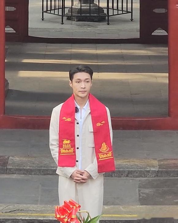 #新浪娱乐[超话]##张艺兴怎么厅里厅气的# 好家伙，张艺兴今天打扮的很正式！ 