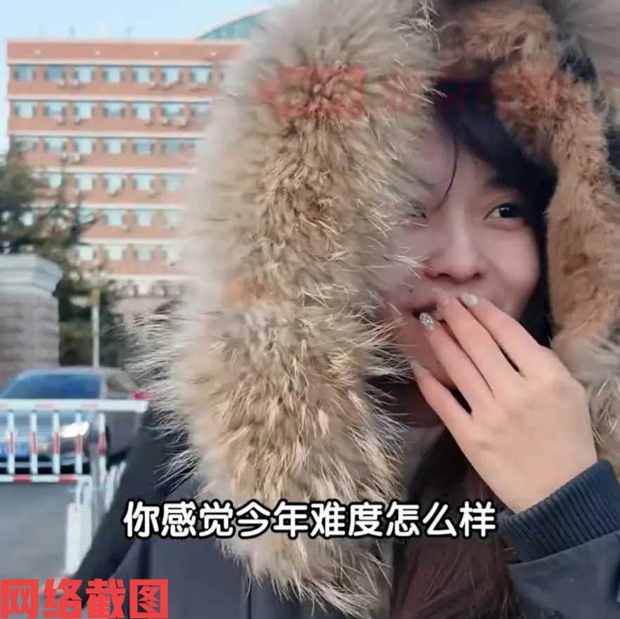 北京有大学内正在举行研究生考试。

只见有名女生还提前交了卷，这让有人好奇女生为