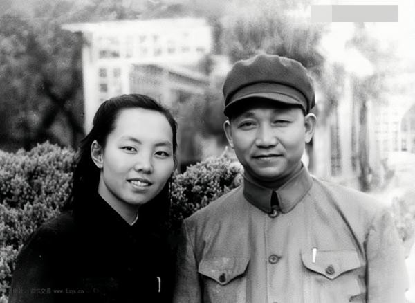 建国后，陈光夫妇罕见合影。夫人史瑞楚也是一位老革命，老八路，1937年弃学从军来