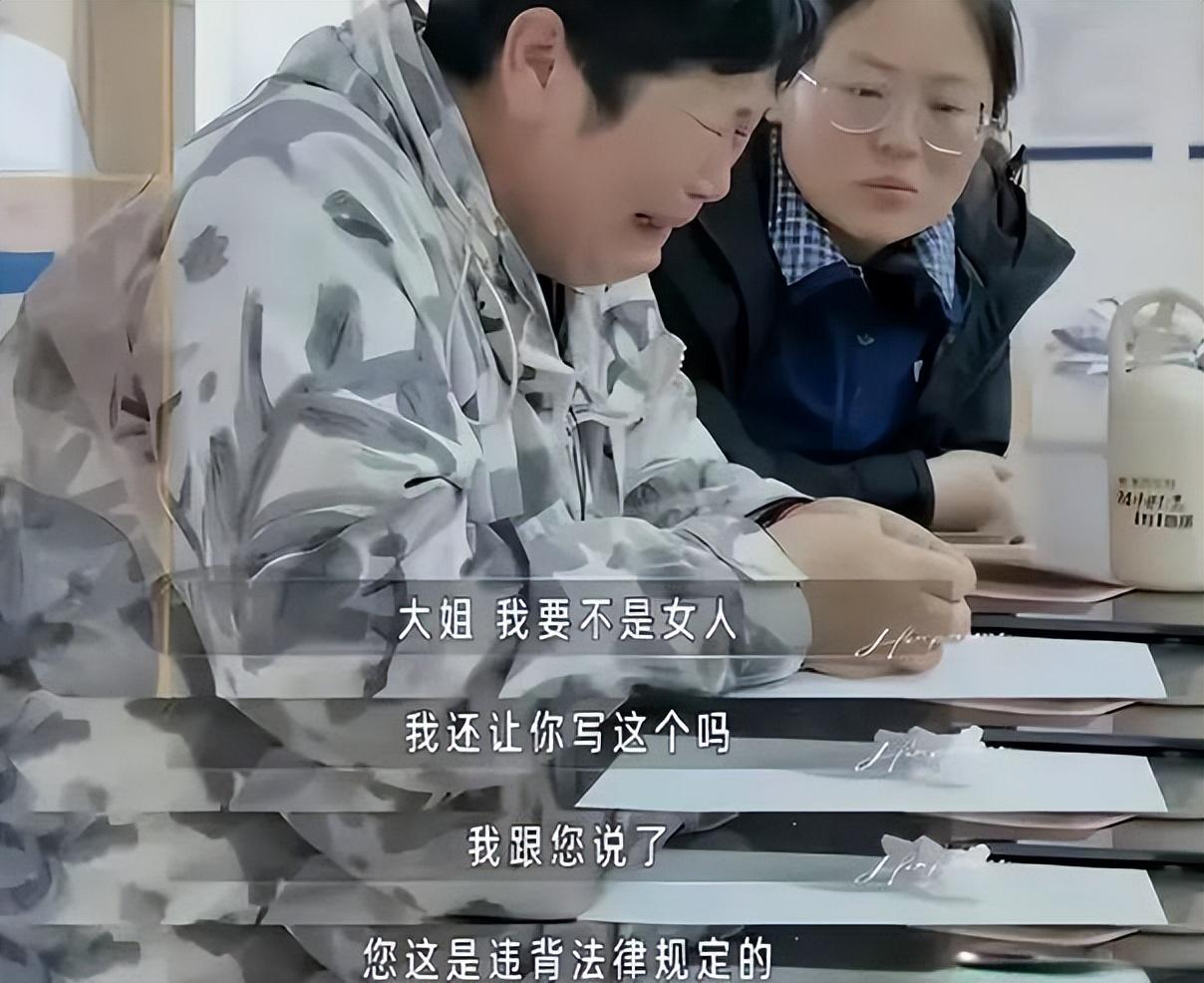 爆火仅1年房主任就开始怼基层工作人员，谁也救不了自掘坟墓的她。
 
房主任火了就
