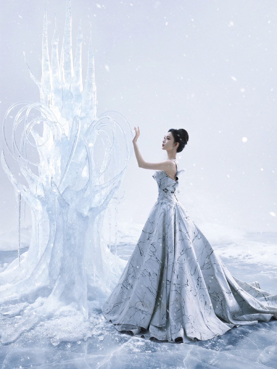 孟子义高定压轴裙孟子义冰雪女王 孟子义高定压轴裙！ 