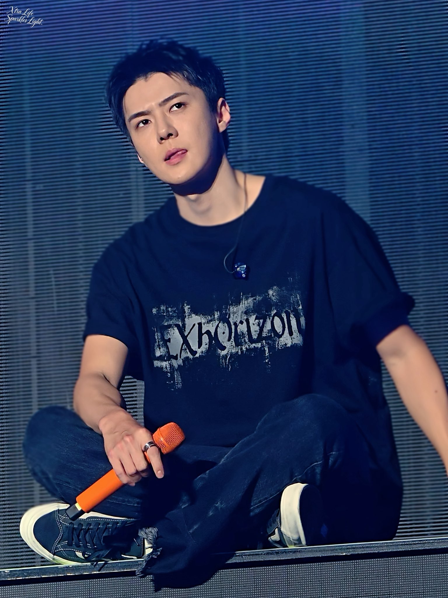 吴世勋吴世勋领唱中文歌 这张好帅😫😫😫😫 cr.见logo 