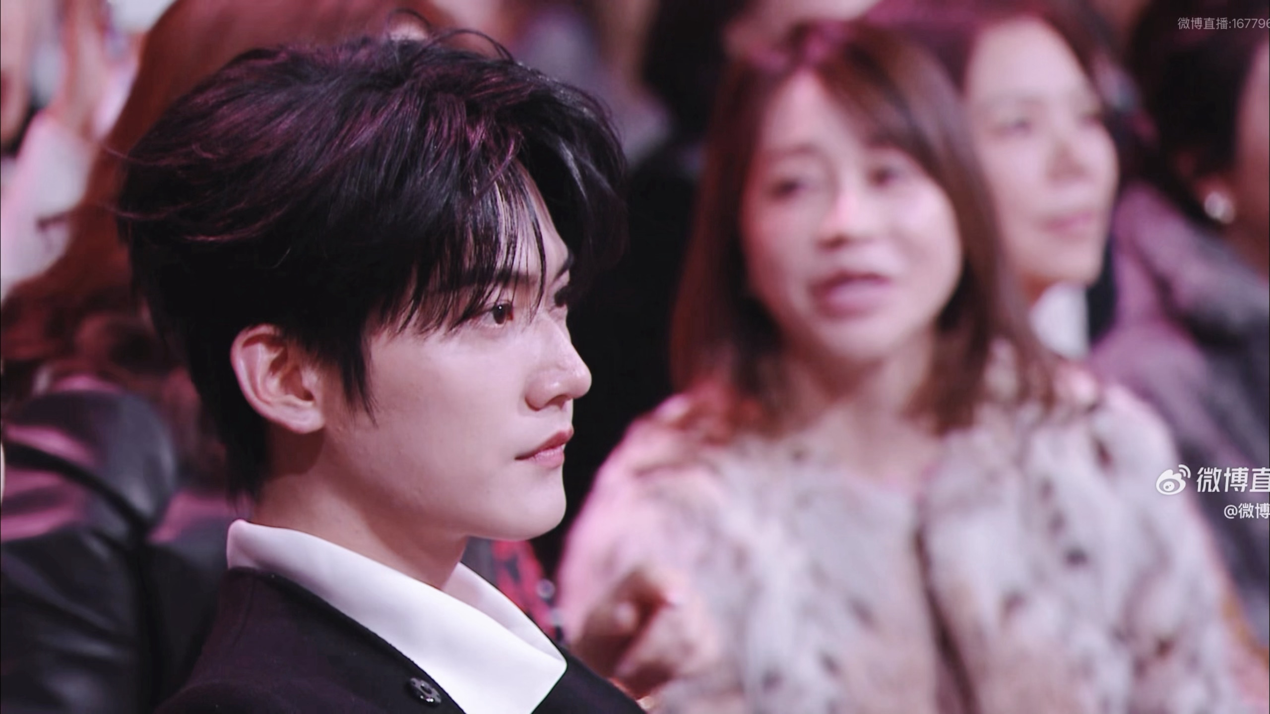 周柯宇今天帅成这样这对吗微博之夜内场