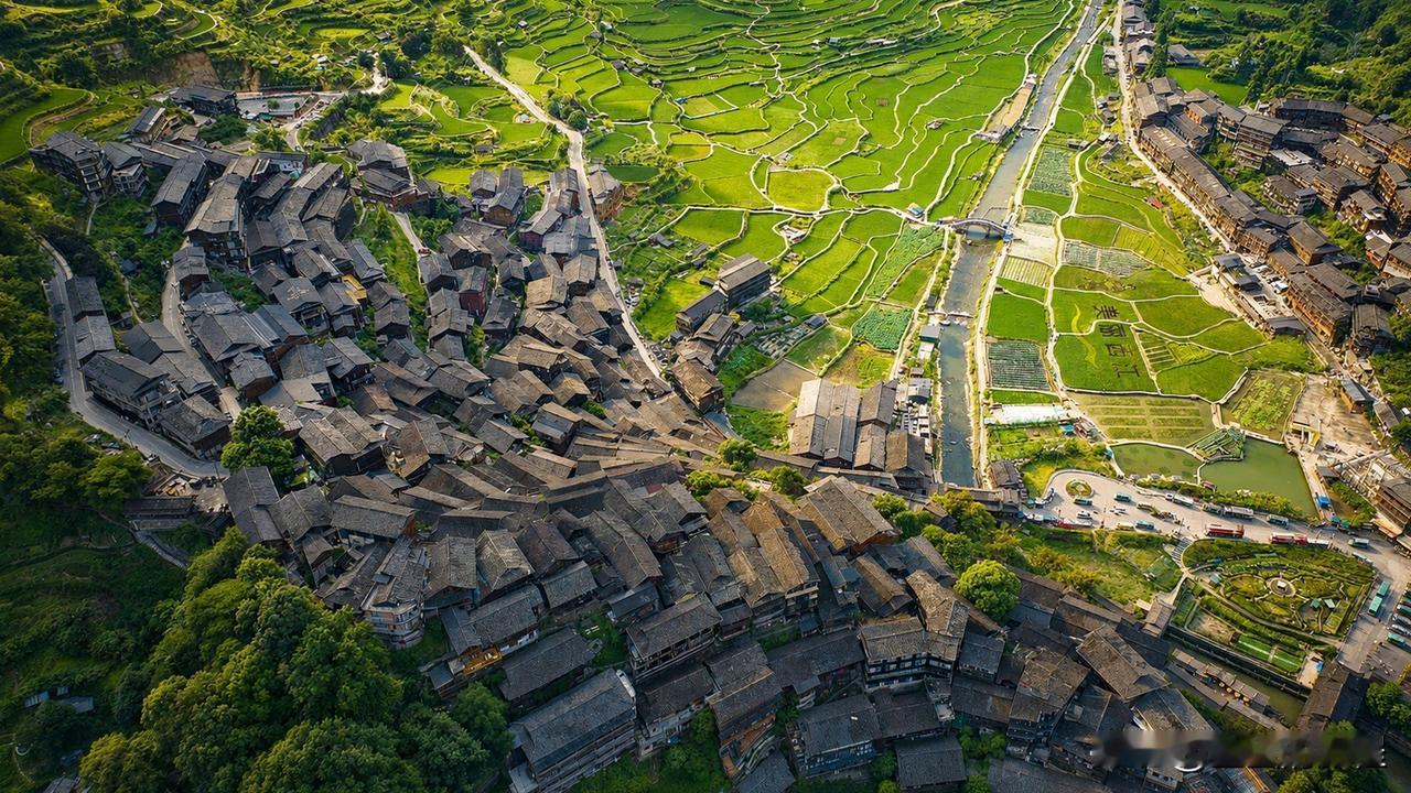 虽然觉得贵州千户苗寨太商业化了，但场景画面拍照确实好看，其他村寨景点确实不能相比