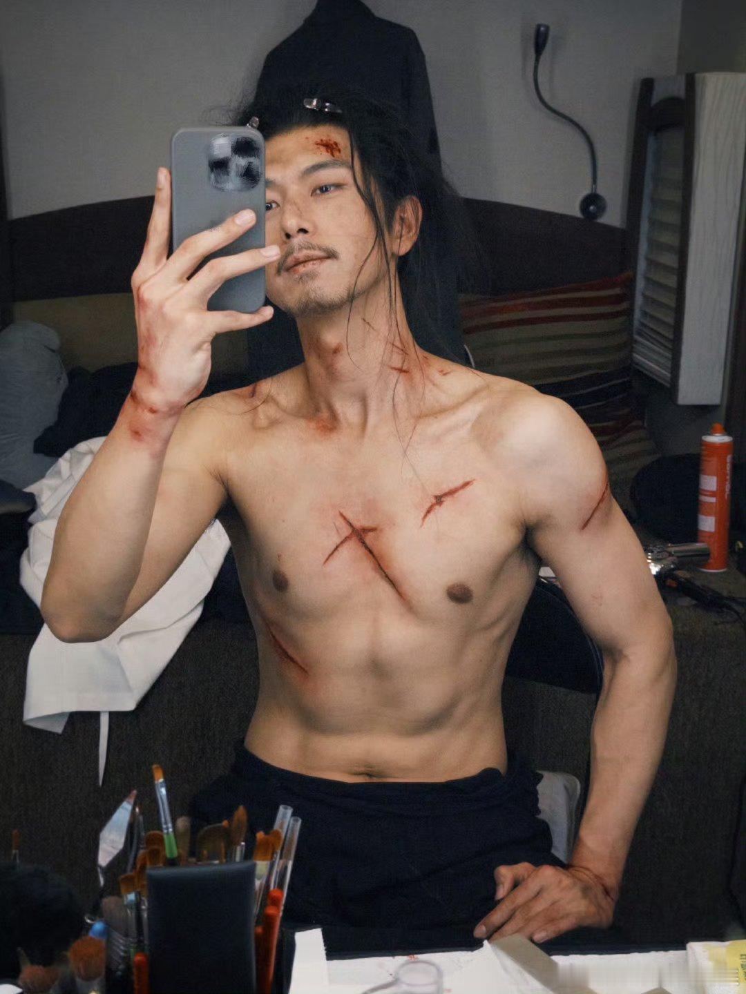 李现男模身材 天惹 伤疤就是最好的荣誉证明李现你真的有点太帅了吧 